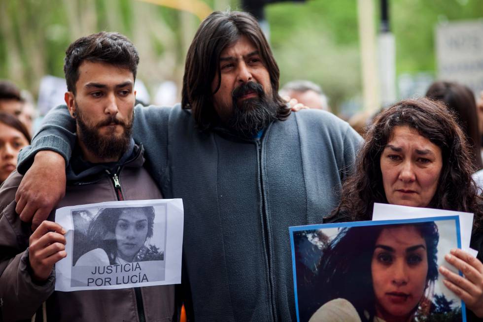 Os pais de Lucía Pérez, Guillermo (centro) e Marta (dir.) num protesto no último sábado para exigir justiça.