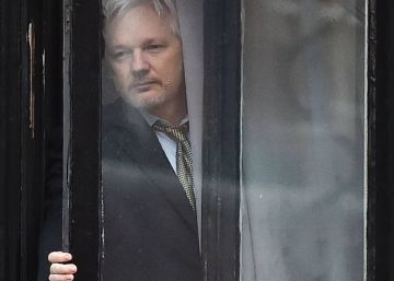 Wikileaks acusa a Ecuador de cortar la conexión a Internet a Assange Wikileaks acusa a Ecuador de cortar la conexión a Internet a Assange