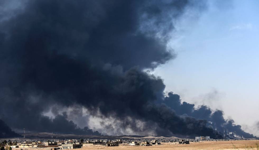 Humo generado por el incendio de un pozo petrolero cerca de Mosul.