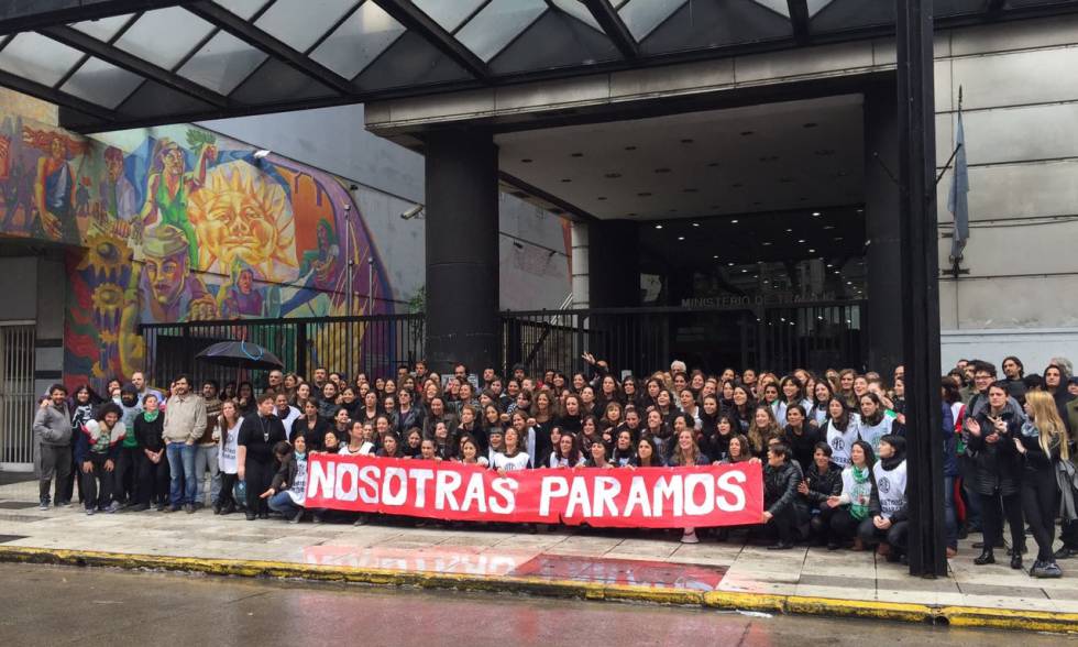 Funcionárias do ministério de Trabalho param por uma hora em protesto.