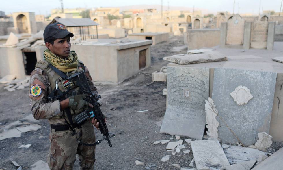 Un soldado iraquí en Bartella, al este de Mosul.