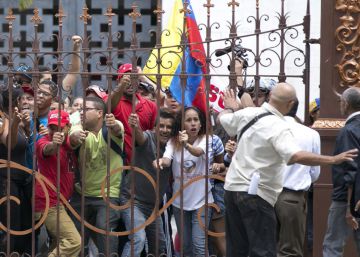 Grupo de chavistas invade o Parlamento da Venezuela
