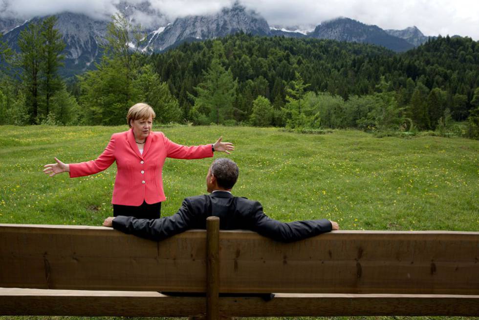 El presidente Barack Obama charla con la canciller alemana Angela Merkel.