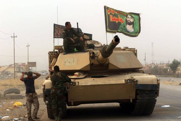 Soldados iraquíes patrullan por Bartella. Soldados iraquíes patrullan por Bartella.