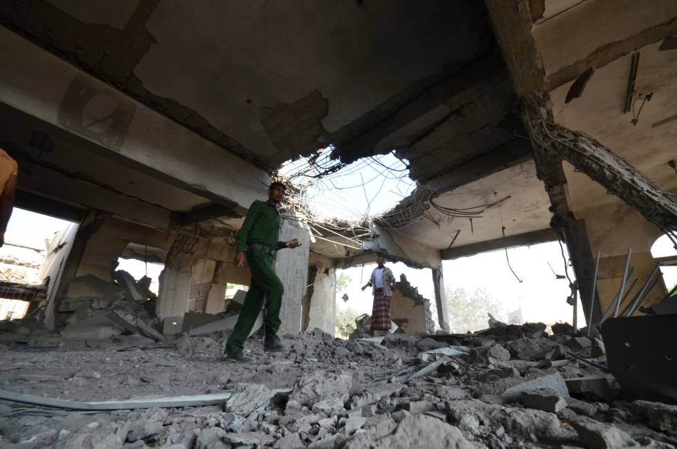 Un policía inspecciona los destrozos causados por los bombardeos en Al Zaidia (Yemen).