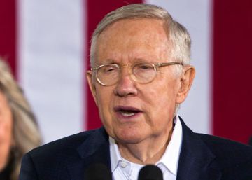 Democratas acusam FBI de violar a lei ao revelar investigação sobre Clinton