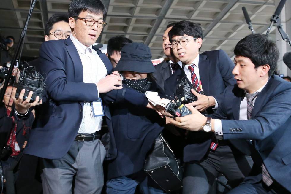 A confidente da presidenta Park chega para prestar depoimento a promotores, nesta segunda-feira. A confidente da presidenta Park chega para prestar depoimento a promotores, nesta segunda-feira.