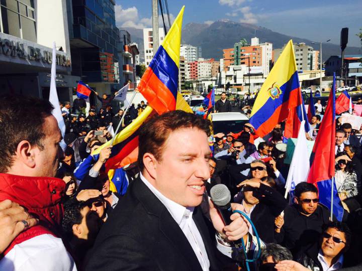 Eduardo del Pozo, vicealcalde de Quito, rodeado de simpatizantes. Eduardo del Pozo, vicealcalde de Quito, rodeado de simpatizantes.