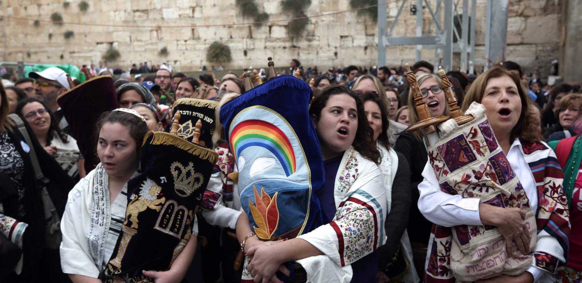 Mulheres judias com a Torá depois de rezarem no Muro das Lamentações, em Jerusalém.
