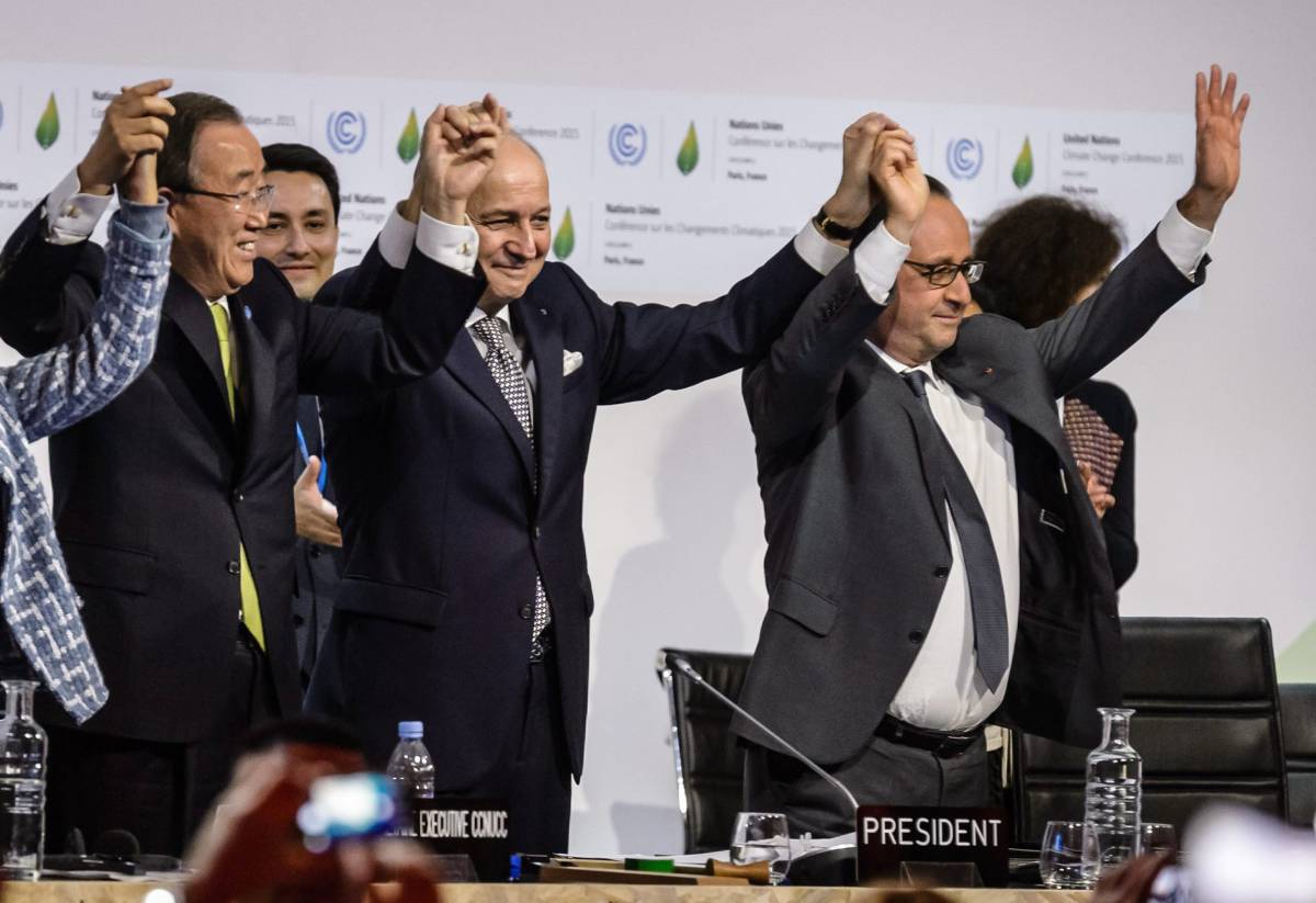 Hollande, Fabius y Ban Ki- Moon celebran el acuerdo en diciembre de 2015.