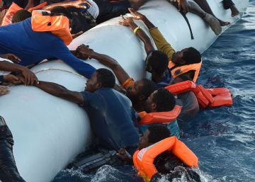 Decenas de muertos en dos naufragios frente a la costa de Libia Decenas de muertos en dos naufragios frente a la costa de Libia