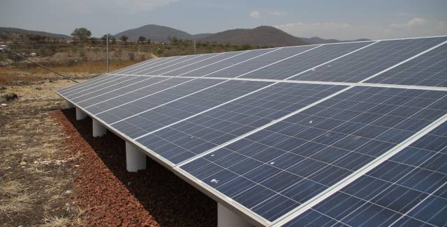 Paneles solares que se usan en un invernadero en México.
