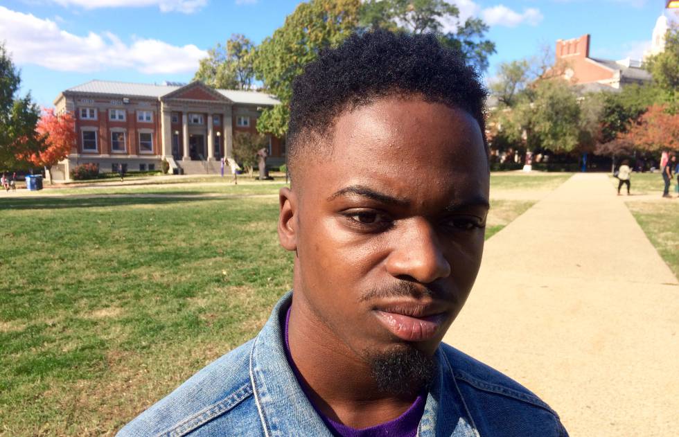 Jeff, estudiante de marketing de 21 años, el viernes en el campus de Howard