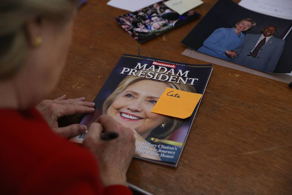 Hillary Clinton firma autógrados tras un mitín en Pittsburgh, Pensilvania
