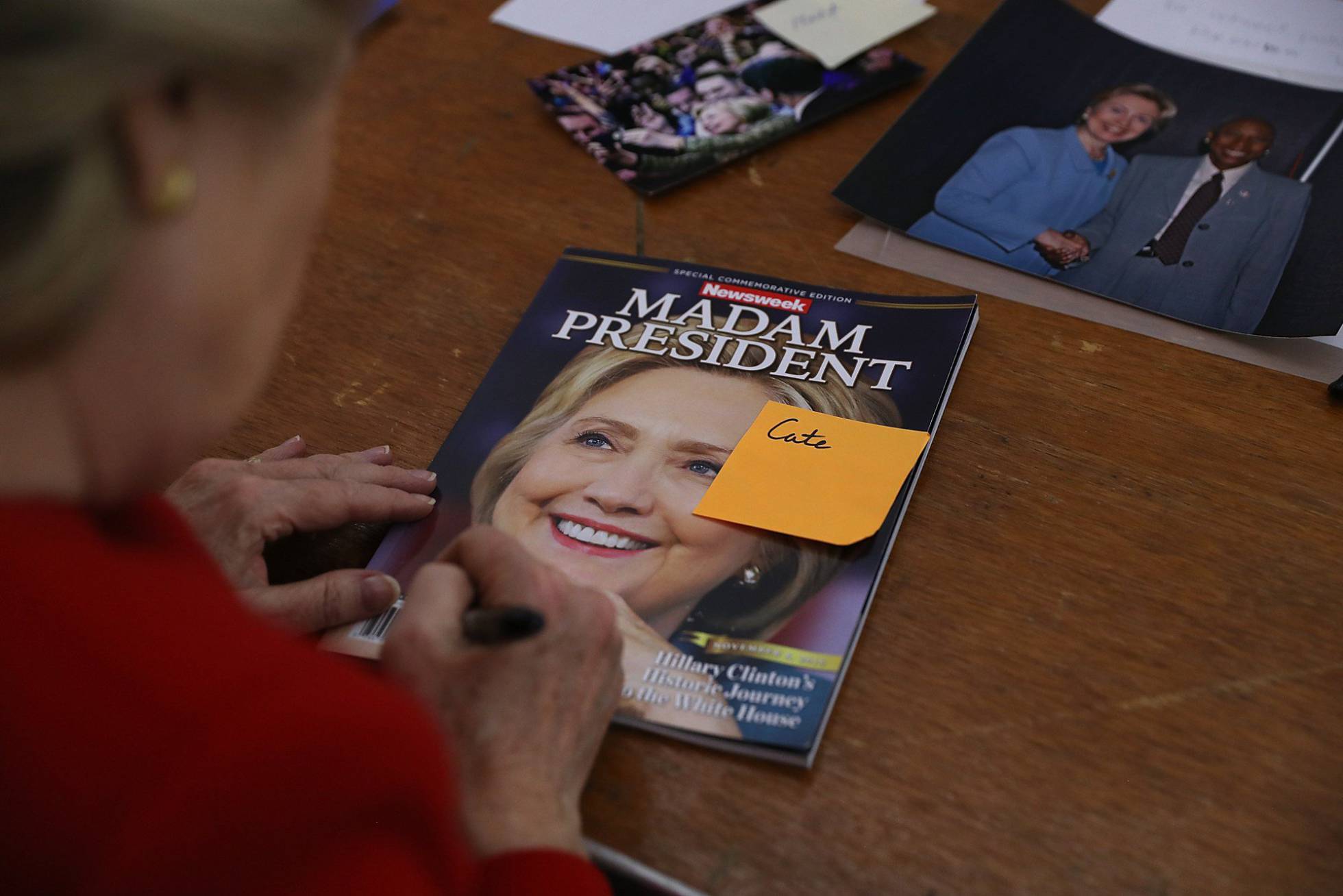 Hillary Clinton firma autógrados tras un mitín en Pittsburgh, Pensilvania Hillary Clinton firma autógrados tras un mitín en Pittsburgh, Pensilvania