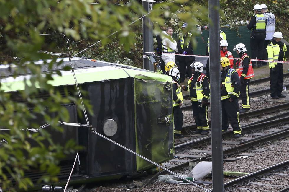 Los equipos de emergencia, junto al tren que ha descarrilado este miércoles en Londres