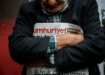 Nueva detención en ‘Cumhuriyet’, una de las últimas voces contrarias a Erdogan Nueva detención en ‘Cumhuriyet’, una de las últimas voces contrarias a Erdogan