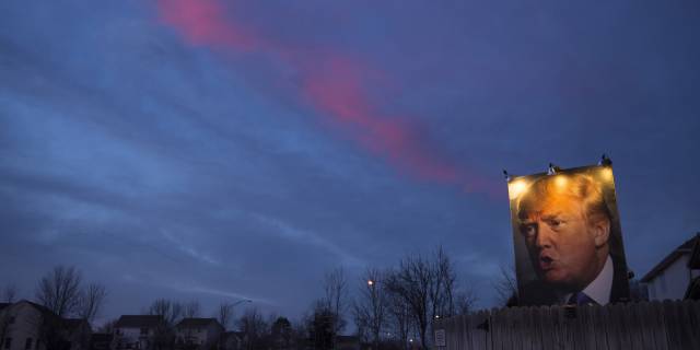 Foto de Trump colocada por un vecino de Iowa en su jard&iacute;n, en enero. 