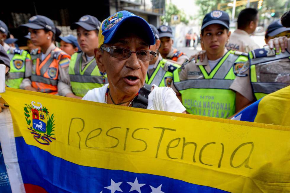 Un hombre con una bandera de Venezuela durante una marcha contra el Gobierno de Maduro en Caracas el 10 de noviembre.