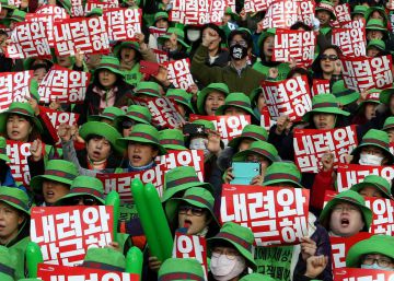 Masiva manifestación en Seúl para exigir la dimisión de la presidenta Park