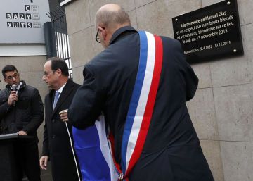 La lectura dels noms dels 130 assassinats trenca el silenci de París