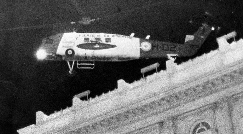 El helicóptero que traslada a Isabelita Perón tras el golpe militar despega desde el helipuerto de la Casa Rosada, el 24 de marzo de 1976.