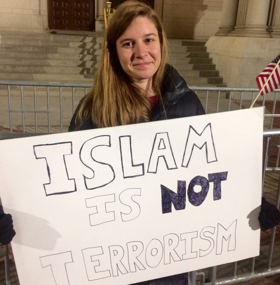 Emily, de 28 años, la noche del domingo en la protesta contra Trump