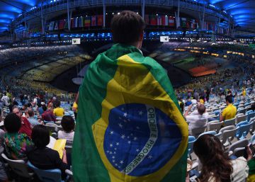 Un espectador durante la inauguraci&oacute;n de los Juegos Ol&iacute;mpicos. 