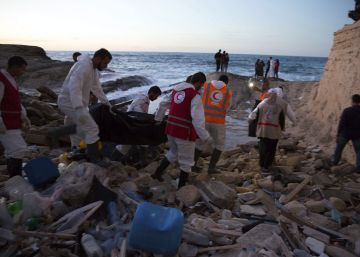 Los últimos naufragios elevan a 13 los migrantes ahogados cada día de 2016