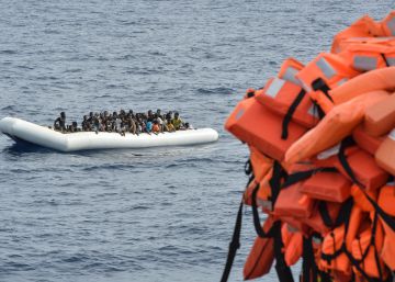 Una barcaza cargada de migrantes y refugiados en el Mediterr&aacute;neo.