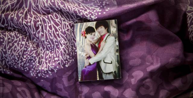 La víctima Li Hongxia y su marido Zhang Yazhou en una fotografía de su boda en 2013. La víctima Li Hongxia y su marido Zhang Yazhou en una fotografía de su boda en 2013.