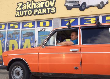 En la ciudad de los Ferrari, este hombre vende recambios de Lada