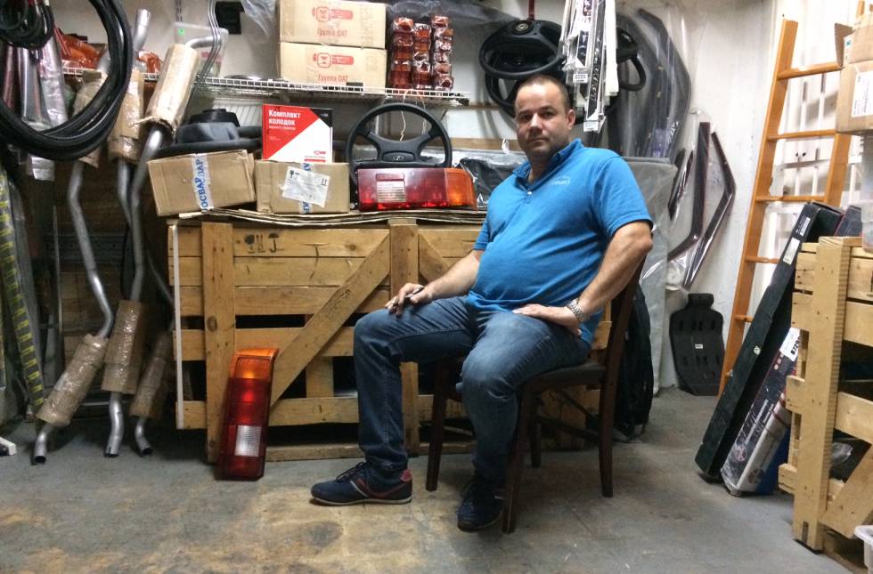 Zakharov en su tienda de recambios. Zakharov en su tienda de recambios.