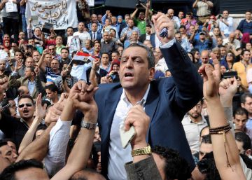El presidente del sindicato de periodistas, Yehia Kalash en una protesta frente a la sede de la instituci&oacute;n