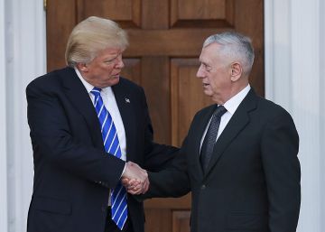 Donald Trump (Izda.) recibe al general James Mattis en su club de Nueva Jersey.