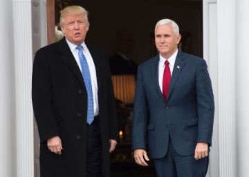 El vicepresidente electo, Mike Pence (dcha), junto a Donald Trump este sábado.