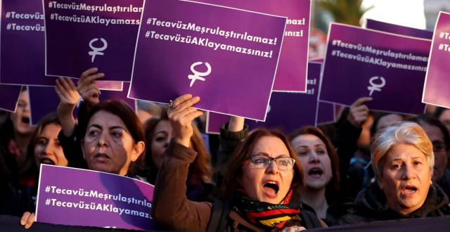 Manifestaci&oacute;n, el s&aacute;bado por la tarde, contra la propuesta del Gobierno de amnistiar a quienes tengan sexo con una menor si antes se casaron con ella.