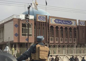 La mezquita Baqir-ul-Olom, en Kabul, tras un atentado suicida.