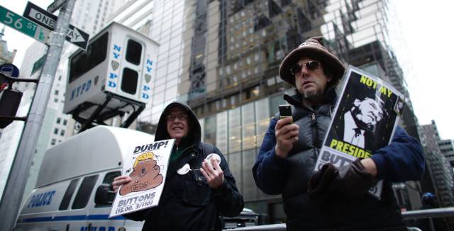 Dos manifestantes frente a la Trump Tower.