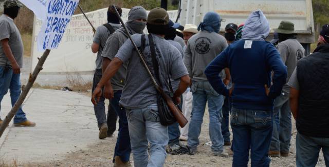 Autodefensas de Teloloapan, camino a una protesta contra La Familia en enero.