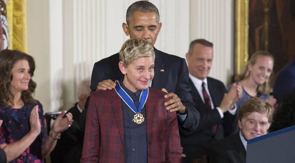 Ellen DeGeneres recibe emocionada la Medalla Presidencial de la Libertad.