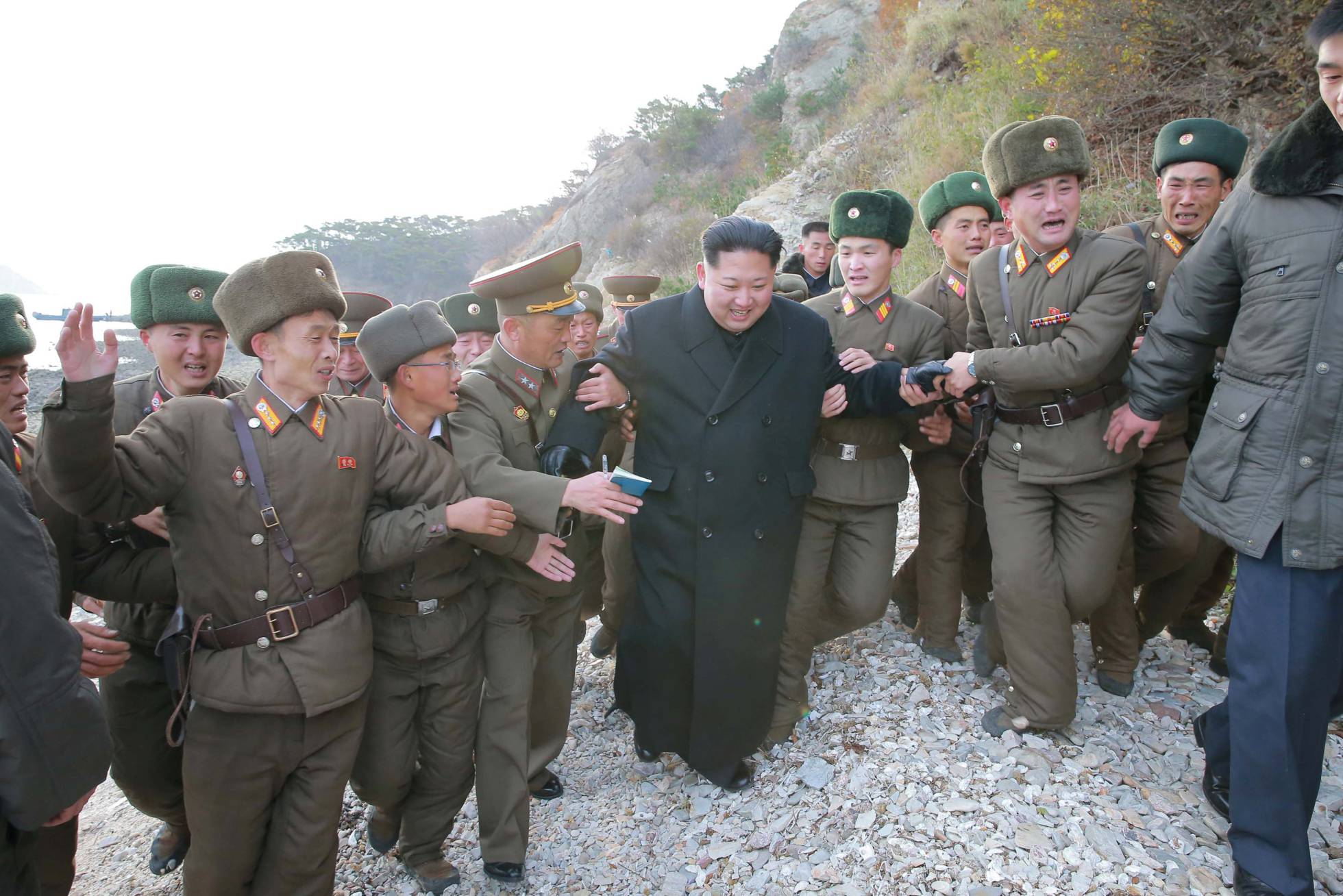 Kim Jong-un inspecciona un batallón de operaciones especiales bajo la Unidad 525 del Ejército Popular Coreano en un lugar no revelado. Fotografía sin fecha publicada por la KCNA el 4 de noviembre de 2016. Kim Jong-un inspecciona un batallón de operaciones especiales bajo la Unidad 525 del Ejército Popular Coreano en un lugar no revelado. Fotografía sin fecha publicada por la KCNA el 4 de noviembre de 2016.