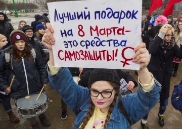 Manifestación por el Día de la Mujer, en marzo, en San Petersburgo. Manifestación por el Día de la Mujer, en marzo, en San Petersburgo.