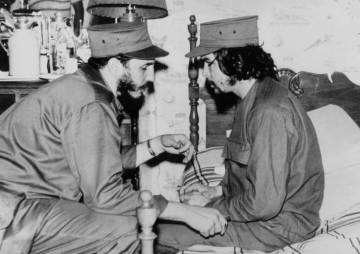 Fidel Castro, con 33 años, y Ernesto 'Che' Guevara, en 1959 en La Habana. Fidel Castro, con 33 años, y Ernesto 'Che' Guevara, en 1959 en La Habana.