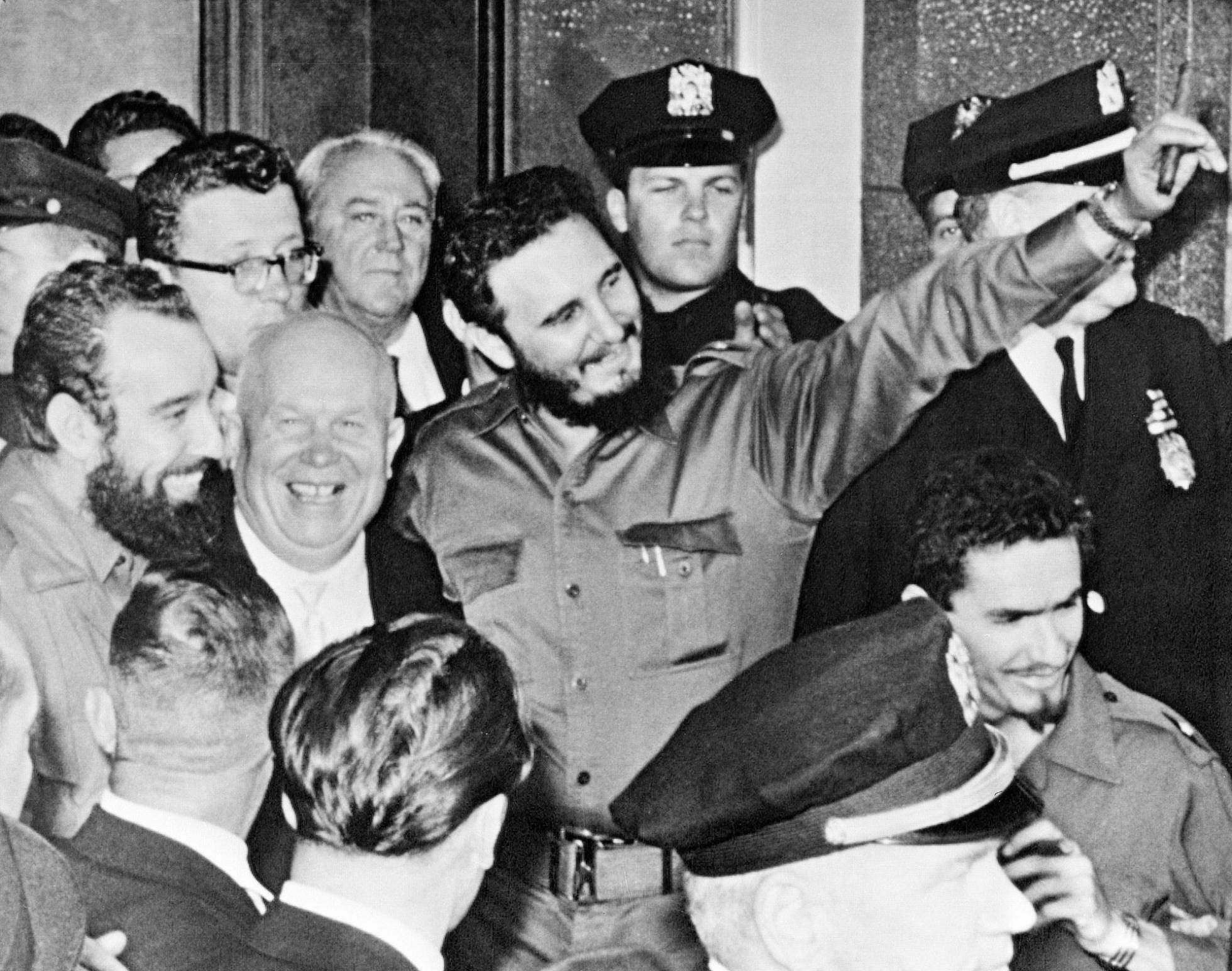 Fidel Castro, em sua primeira visita a ONU em 1960, junto a Nikita Kruschev. Fidel Castro, em sua primeira visita a ONU em 1960, junto a Nikita Kruschev.
