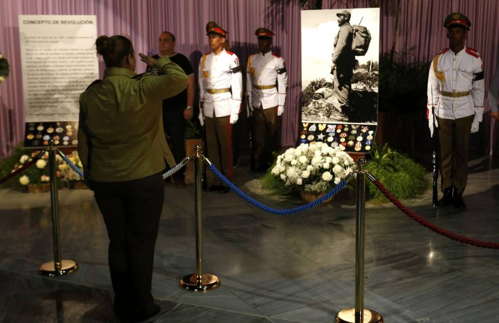 Una mujer rinde tributo a Fidel Castro en La Habana.
