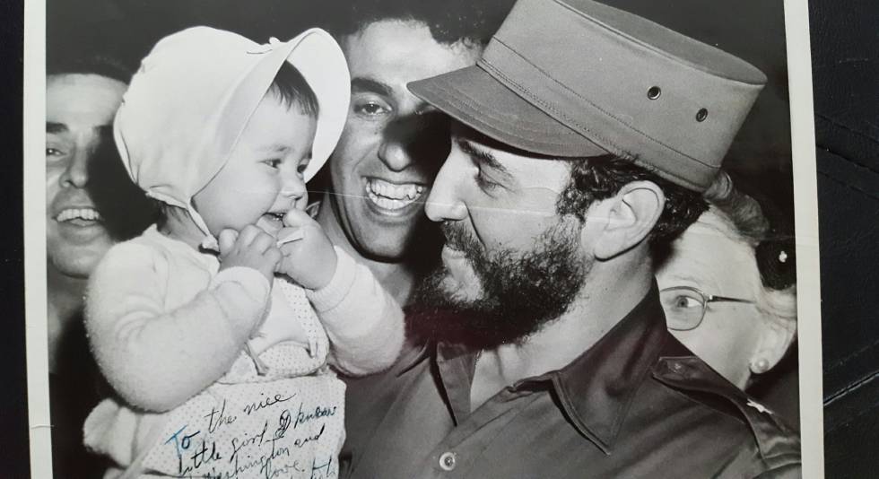 Fotografía dedicada por Castro con una bebé estadounidense durante la semana de abril de 1959, en la que pisó Washington por primera vez
