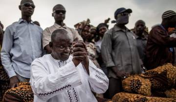 El presidente electo Adama Barrow saluda a sus seguidores, durante el último día de campaña, en Talinding.