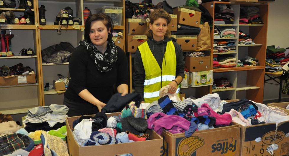 Salome Bergmann (izquierda), trabaja como voluntaria en el almacén de ropa.