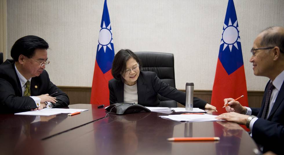 La presidenta de Taiwán, Tsai Ing-wen, durante la llamada con Trump
